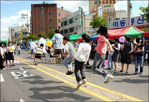 순천청소년축제-차가 없는 거리에서 신나게 노는 아이들 